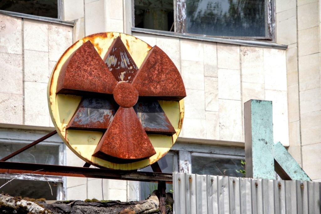 Radioaktív bomlás folyamatának fizikai modelljei